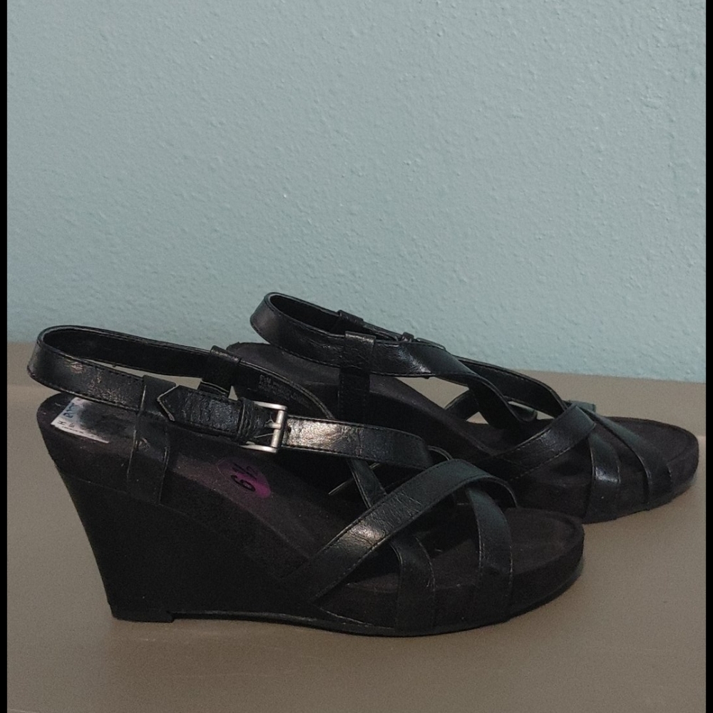 Black wedges